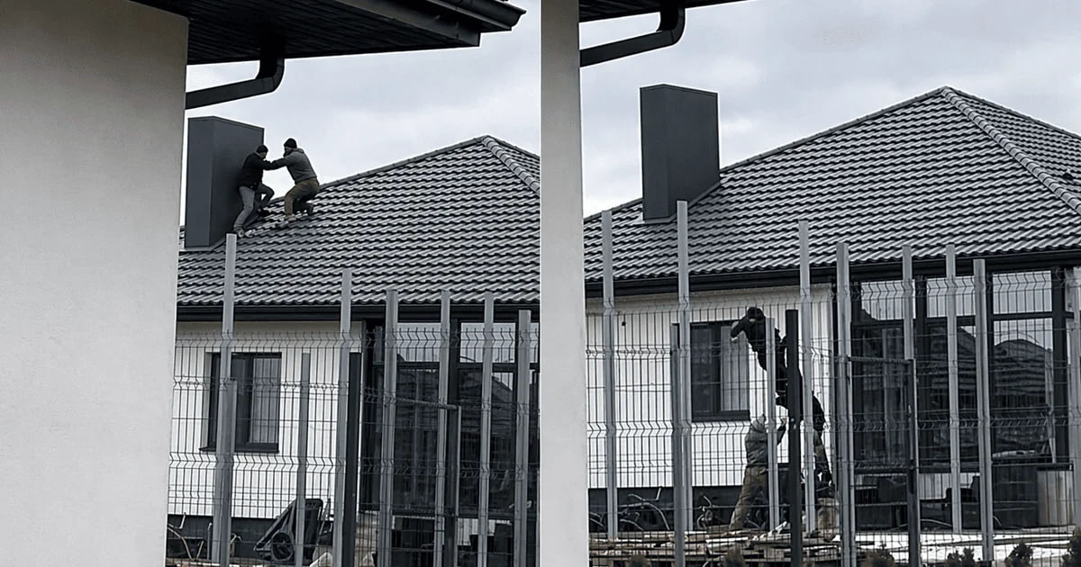 На Волині під час втечі від військових чоловік заліз на дах та впав: з'явилася реакція ТЦК (відео)