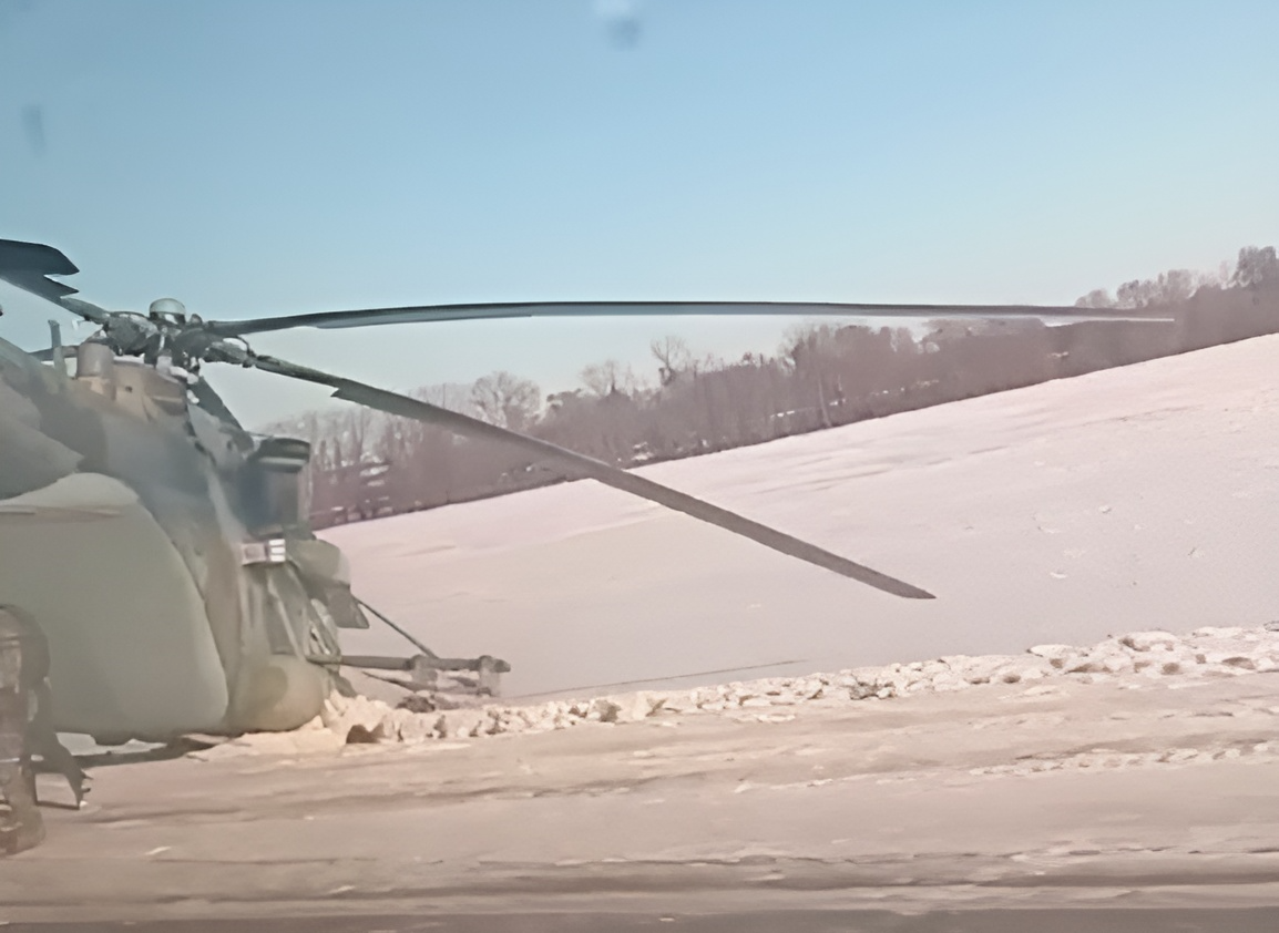 В Брянской области вертолет Ми-8 совершил экстренную посадку на трассе  (фото, видео)