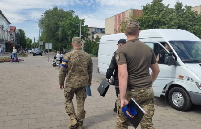Побачив ТЦК та приставив ножа: у Львові чоловік взяв у заручниці 13-річну дівчинку (фото)
