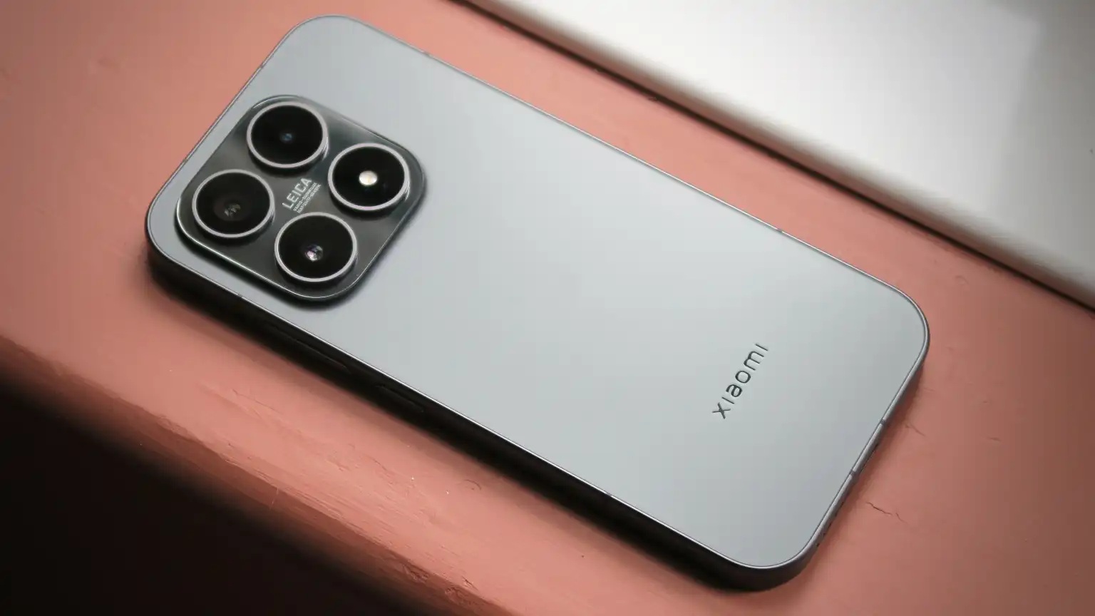 Смартфон Xiaomi 17 порівняли з iPhone 17: результа