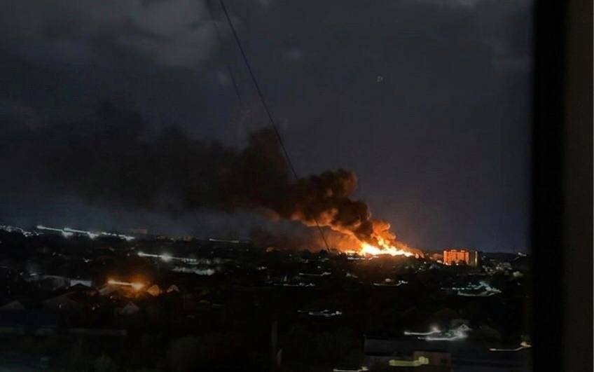 Окупований Луганськ масовано атакували дрони: у місті сильна пожежа і перебої зі світлом (фото, відео)