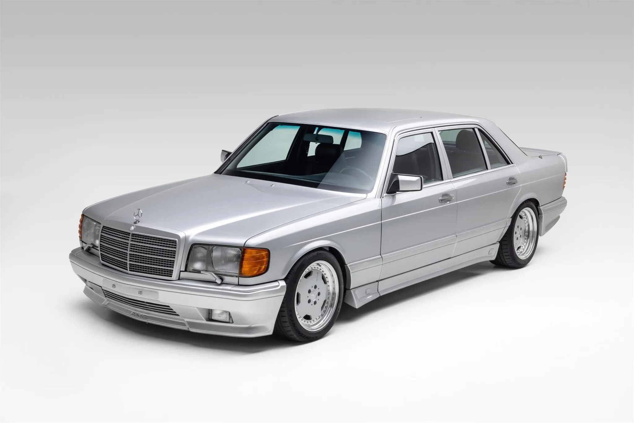 Непримітний раритет: старий 35-річний Mercedes W126 продали за ціною 