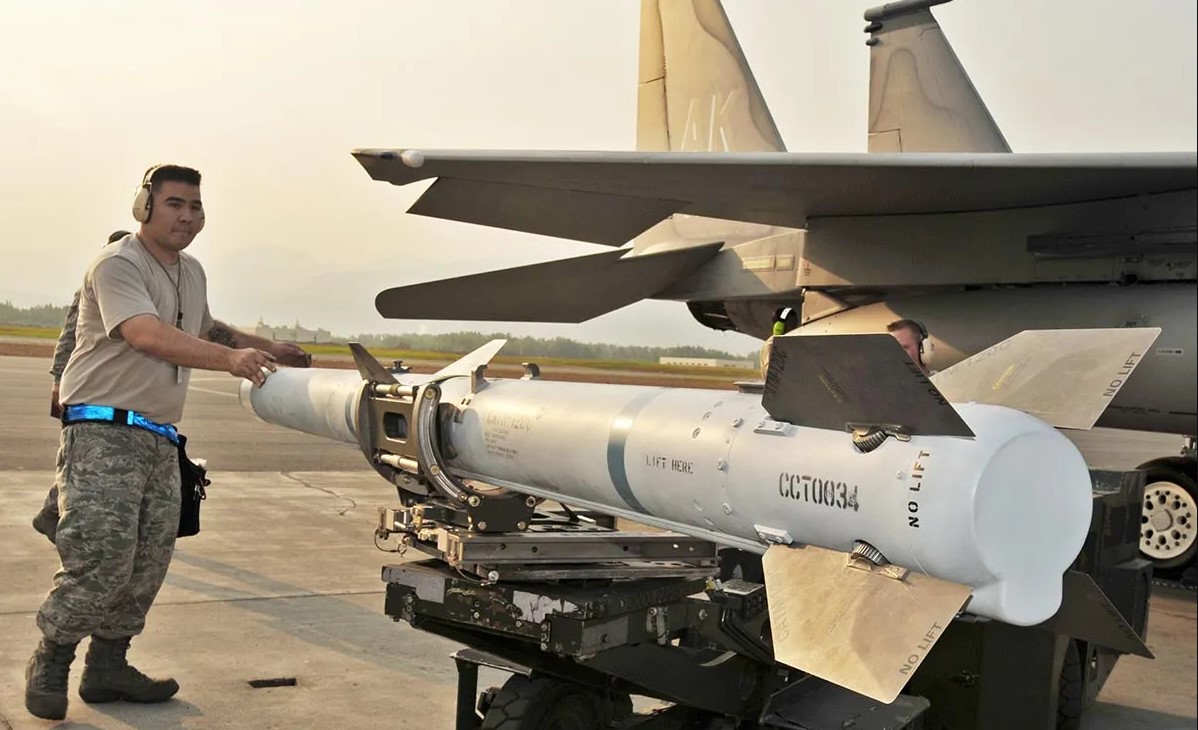 Raytheon получила контракт Пентагона на AIM-120 для Украины и других: какое количество ракет