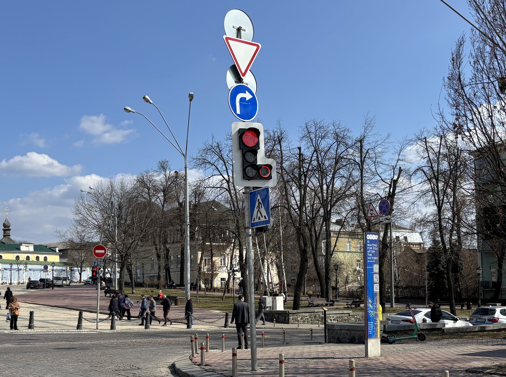 Із додатковим червоним сигналом: у Києві встановили перший світлофор нового типу (фото)