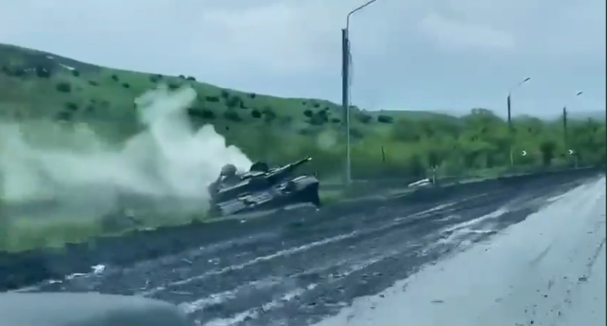 Підбитий танк та знищена МТ-ЛБ: в ЗСУ показали, як виглядає дорога на ...