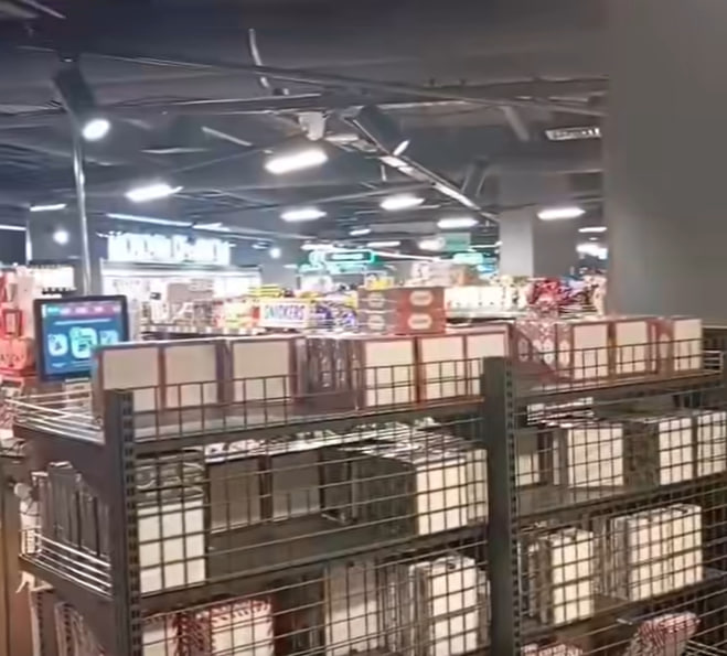 На Київщині охоронець супермаркету забив металевою палицею собаку: люди вимагають розголосу