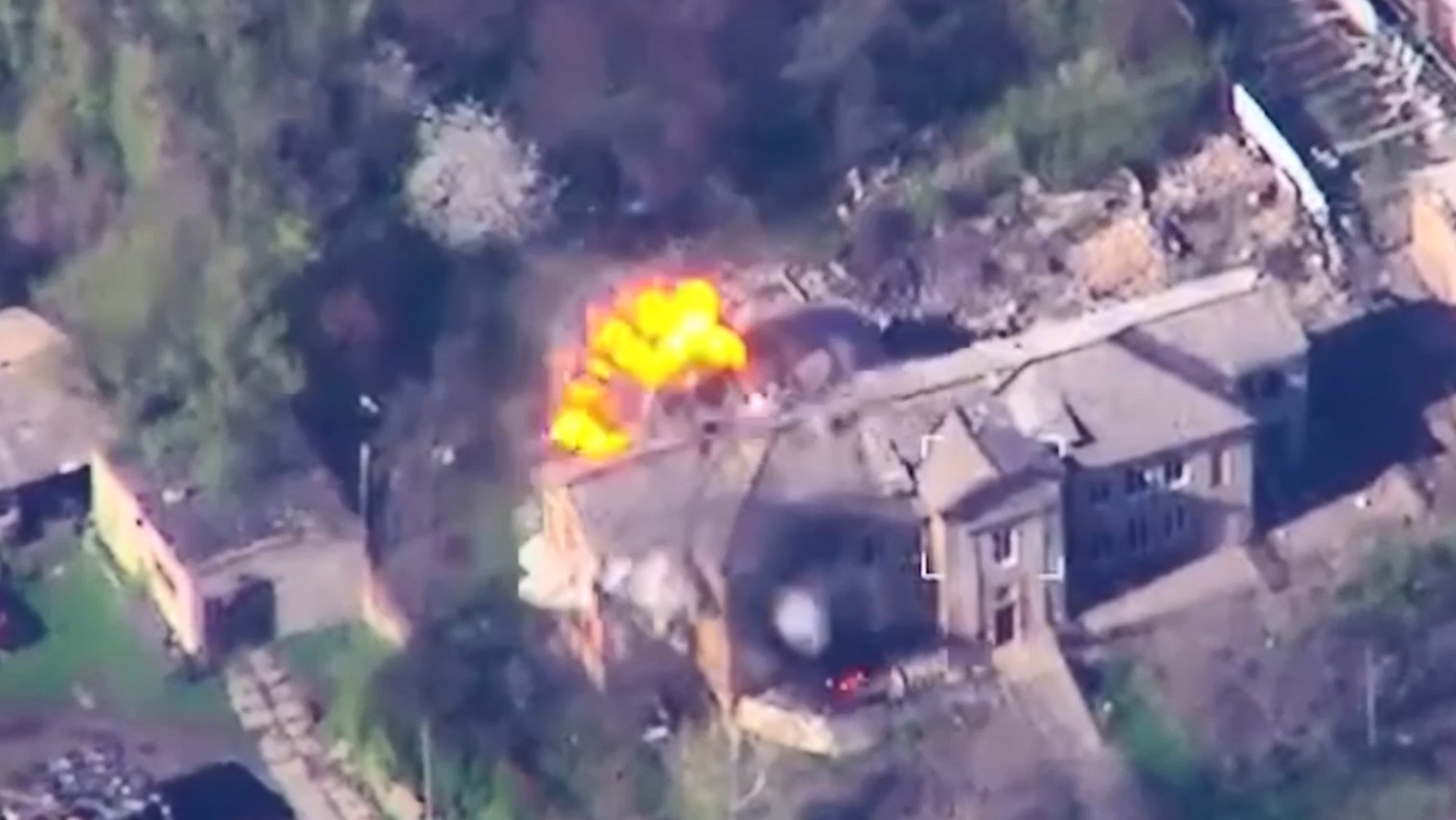 Штаб РФ в Кадіївці знесли не з першого разу, а Бровді поскаржився на слабку БЧ: що сталось  (відео)