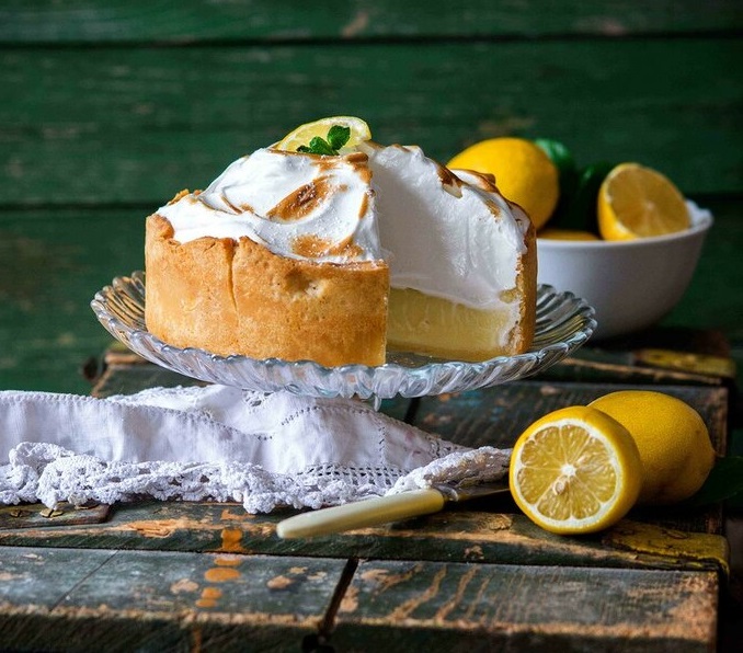Бисквитный торт с лимонным кремом и ягодами