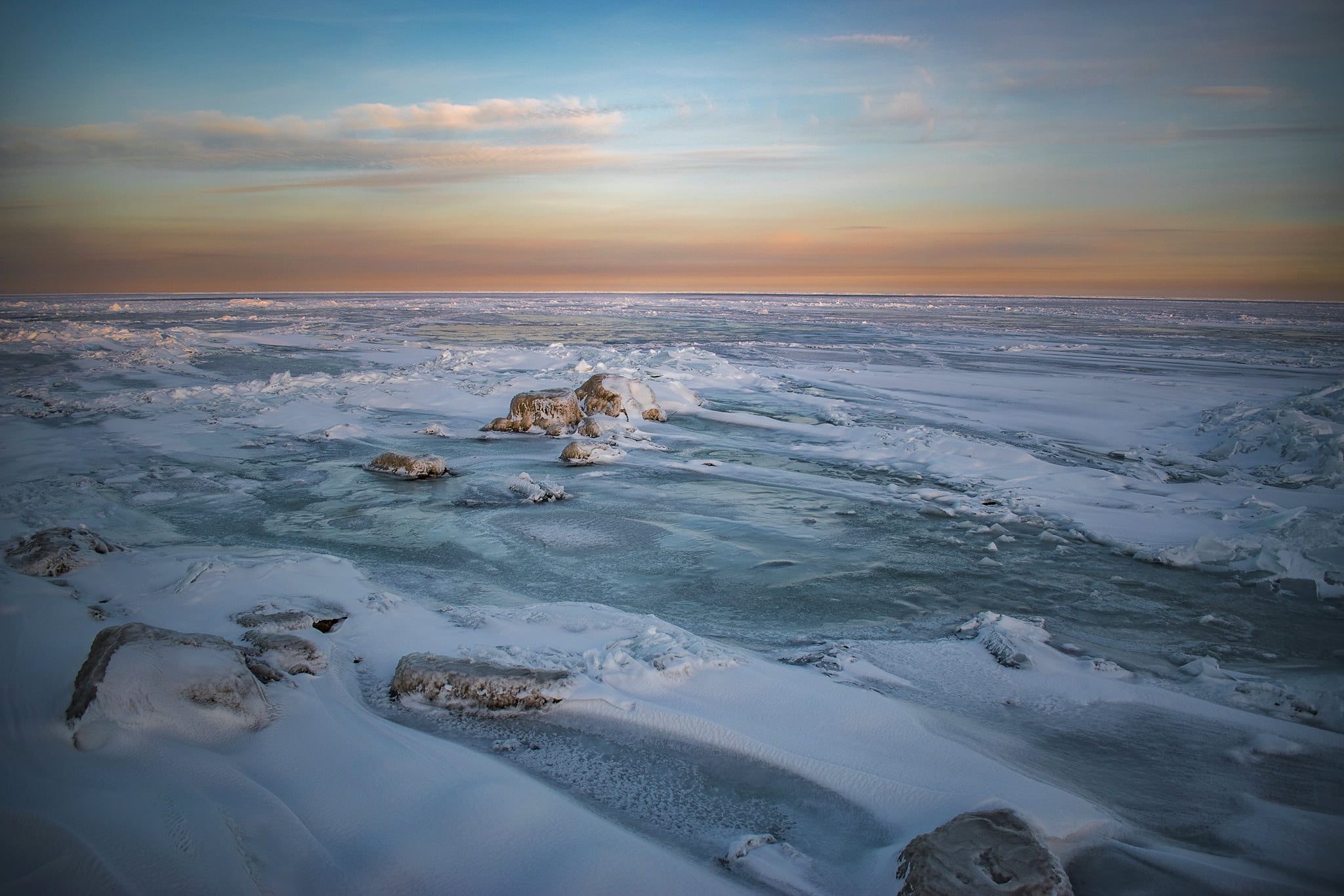 Почему не замерзает баренцево. Азовское море во льду. Азовское море зимой. Зима на Азовском море. Азовское море зимой замерзает.