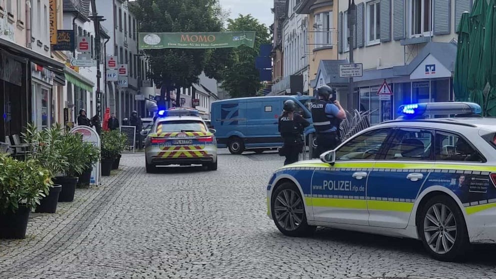 У Німеччині невідомі взяли в заручники відвідувачів і працівників банку: у небо підняли вертольоти