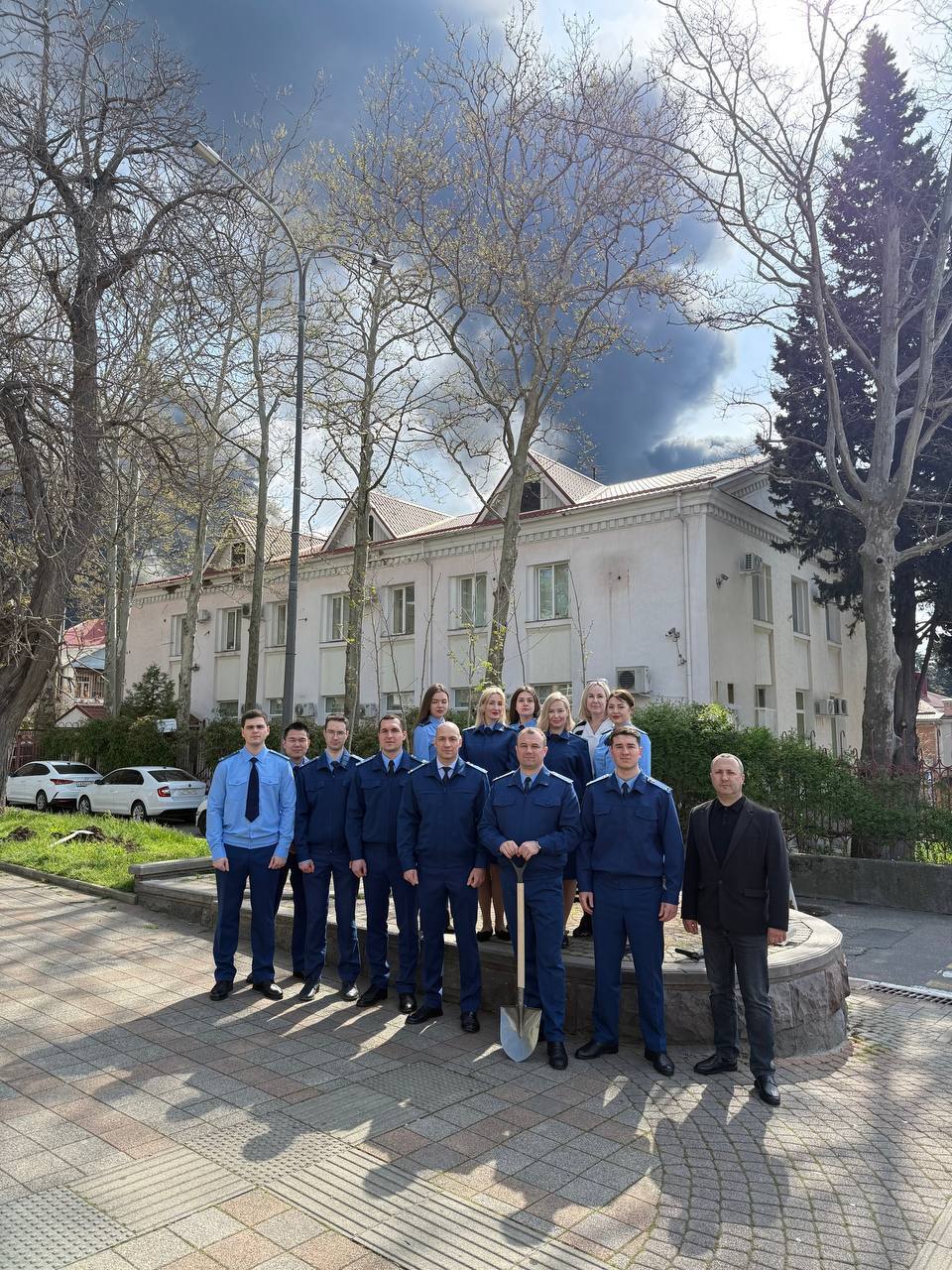 Прокуратура Туапсе висадила дерева на тлі чорного диму від пожежі на НПЗ (фото)