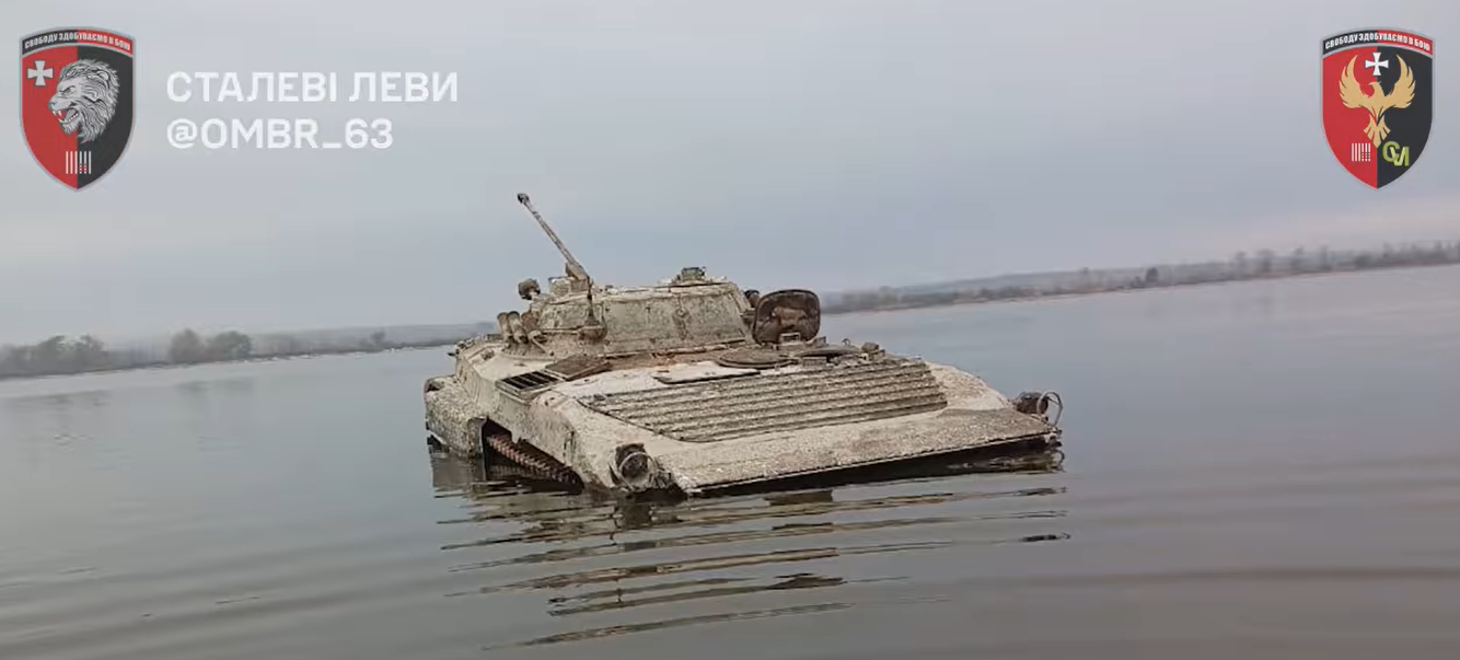 Украинские военные "затрофеили" вражескую БМП, лежавшую под водой: подробности (видео)