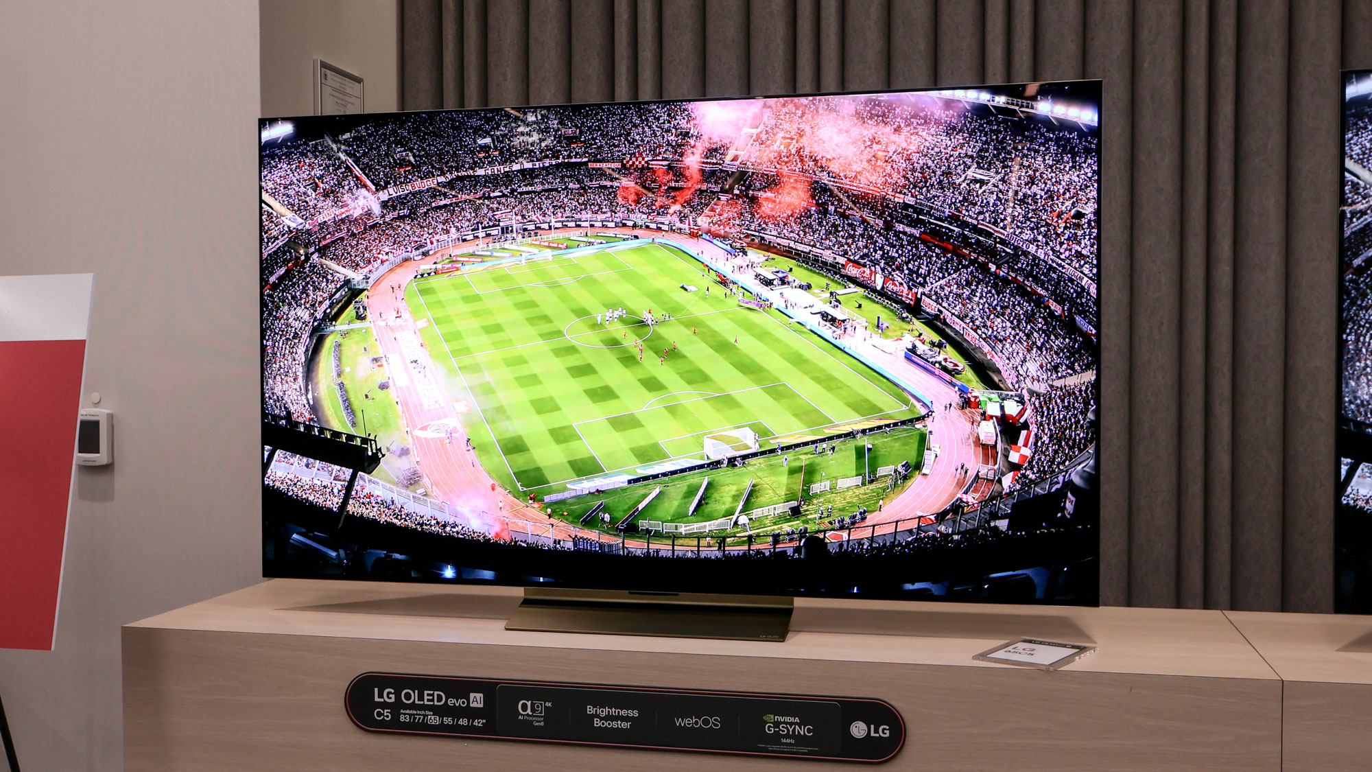Недорогий, але яскравий OLED-телевізор для футболу: названо найкращий варіант літа 2026 року (фото)