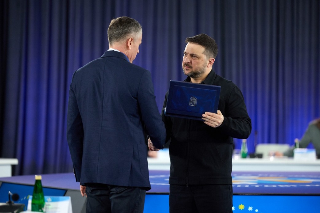 Куп'янськ, Суми, Нікополь та інші: Зеленський вручив почесні відзнаки 