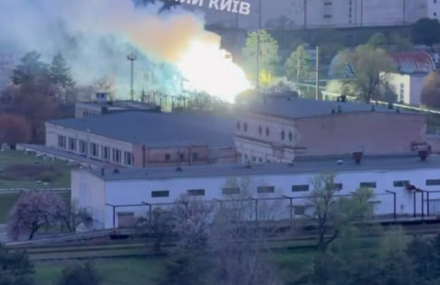 У Києві загорівся трансформатор: повідомляють про перепади напруги (відео)