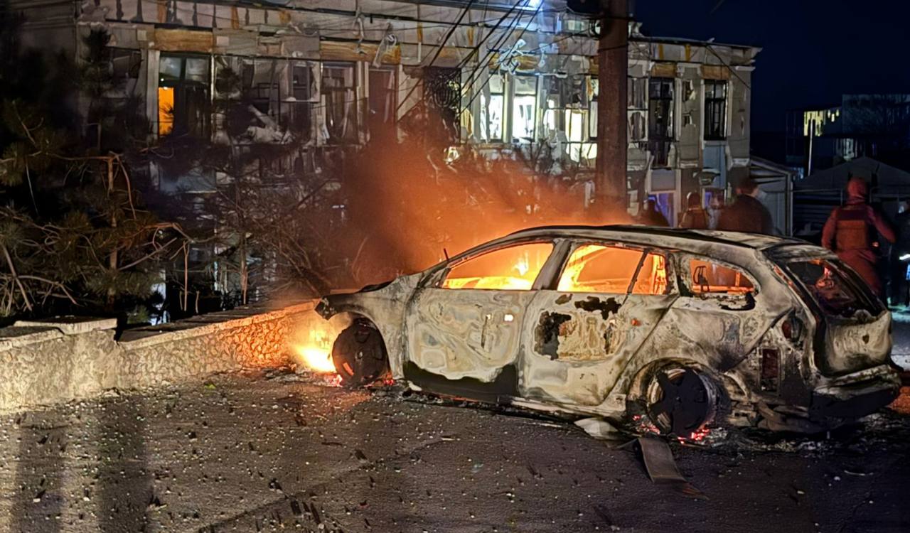 Удар по Одесі: повністю згорів готель і машини поруч, деталі (фото)