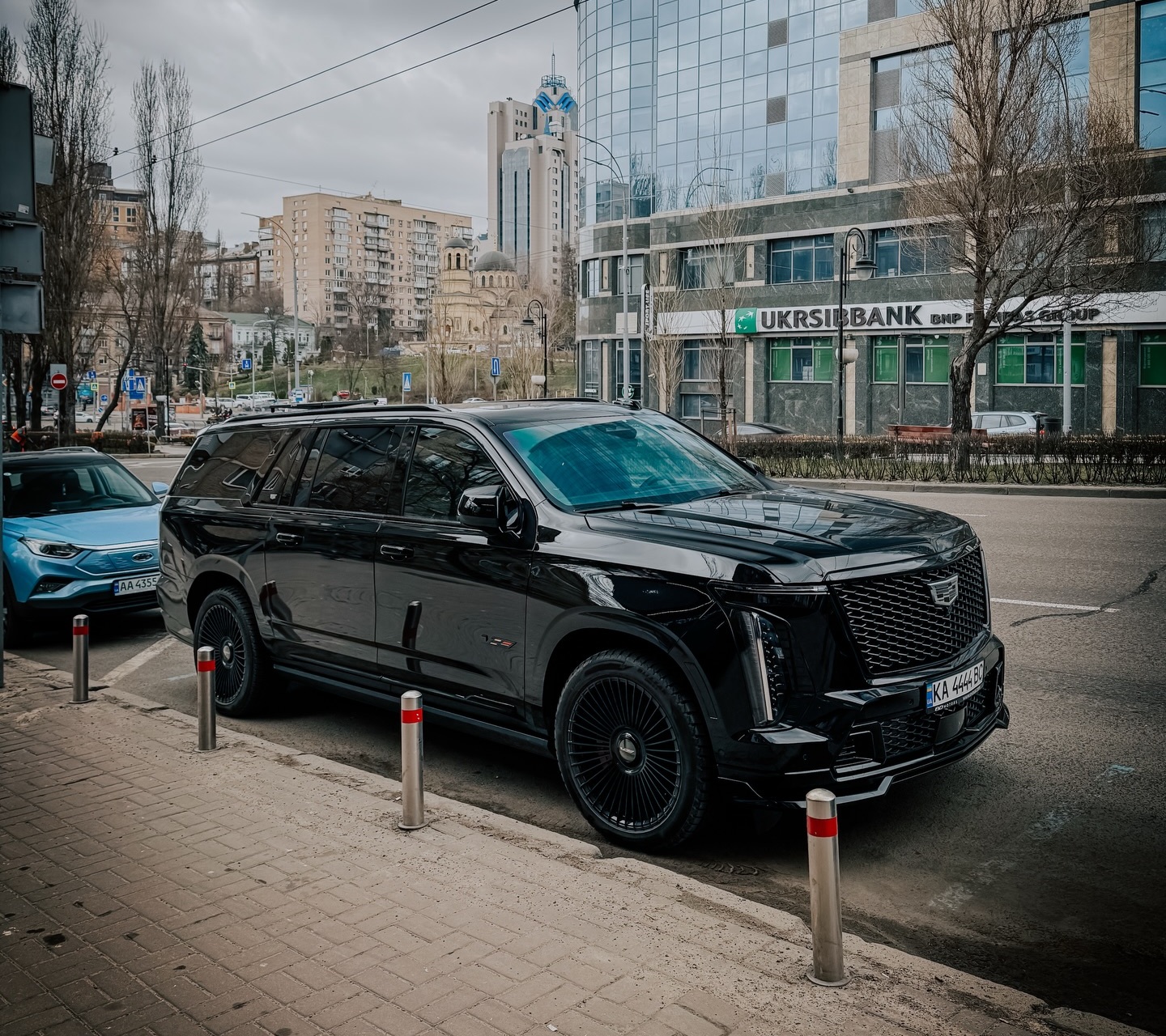 Швидкісний гігант: у Києві засвітився надпотужний позашляховик Cadillac за $250 000 (фото)