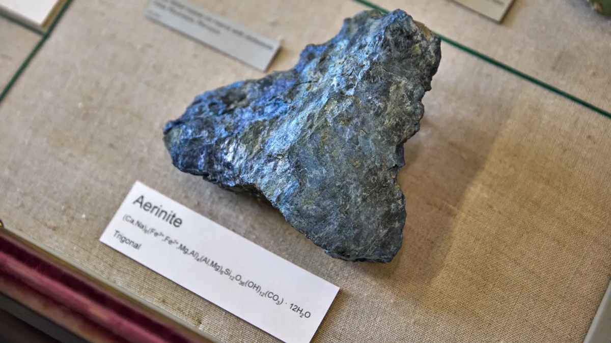 Найзагадковіший мінерал, що змінює колір, повертається в Лондон: у чому його секрет (фото)