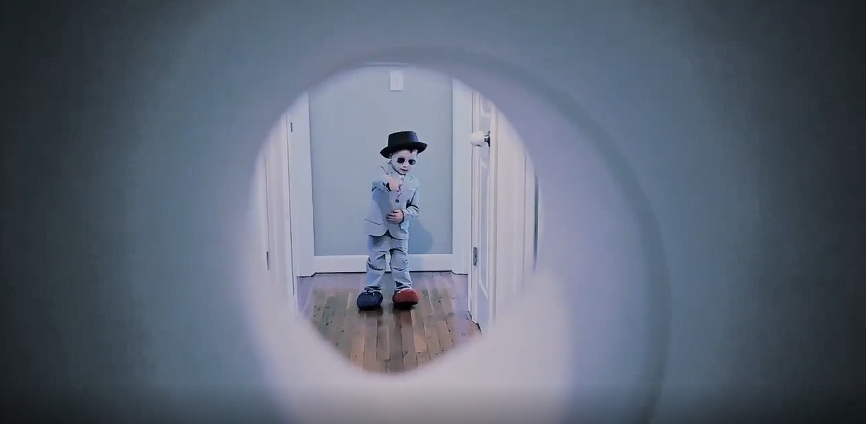 Успіх з нульовим бюджетом: батько і син зняли вірусну пародію на Джеймса Бонда (відео)