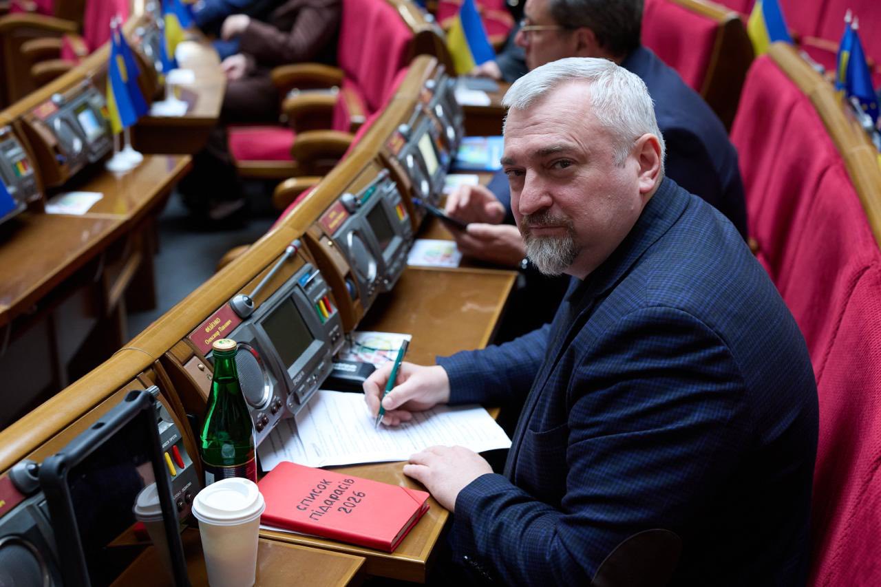 Нардеп розповів про схему з бронюванням і виїздом чоловіків за кордон