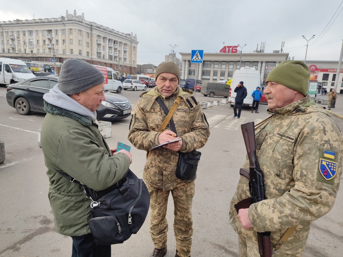 Мобилизация в Украине: что делать, когда работники ТЦК остановили мужчину  на улице (видео)