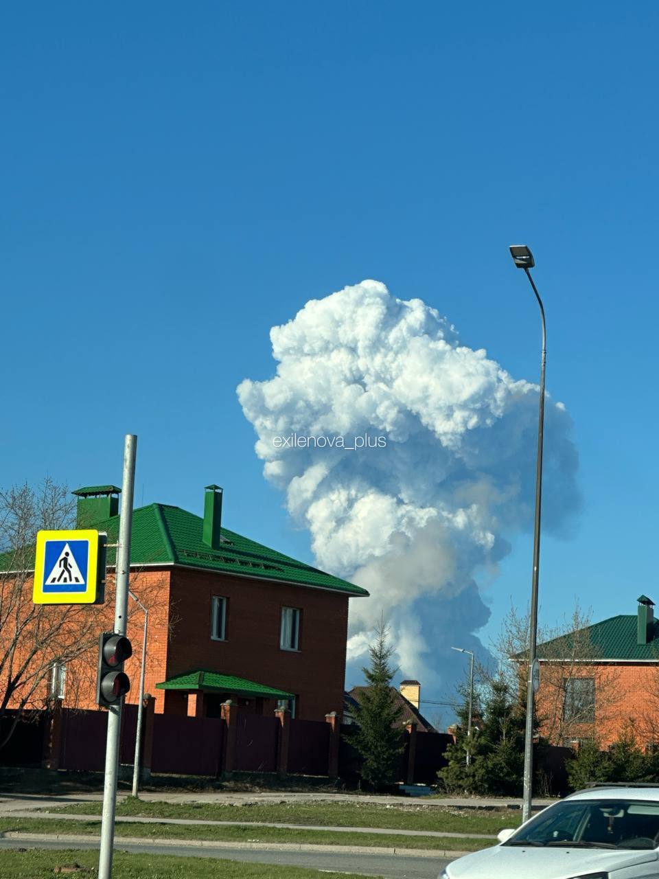 В атакованій дронами Пермі пролунав новий вибух: пожежа посилилась, небо в диму (відео, фото)