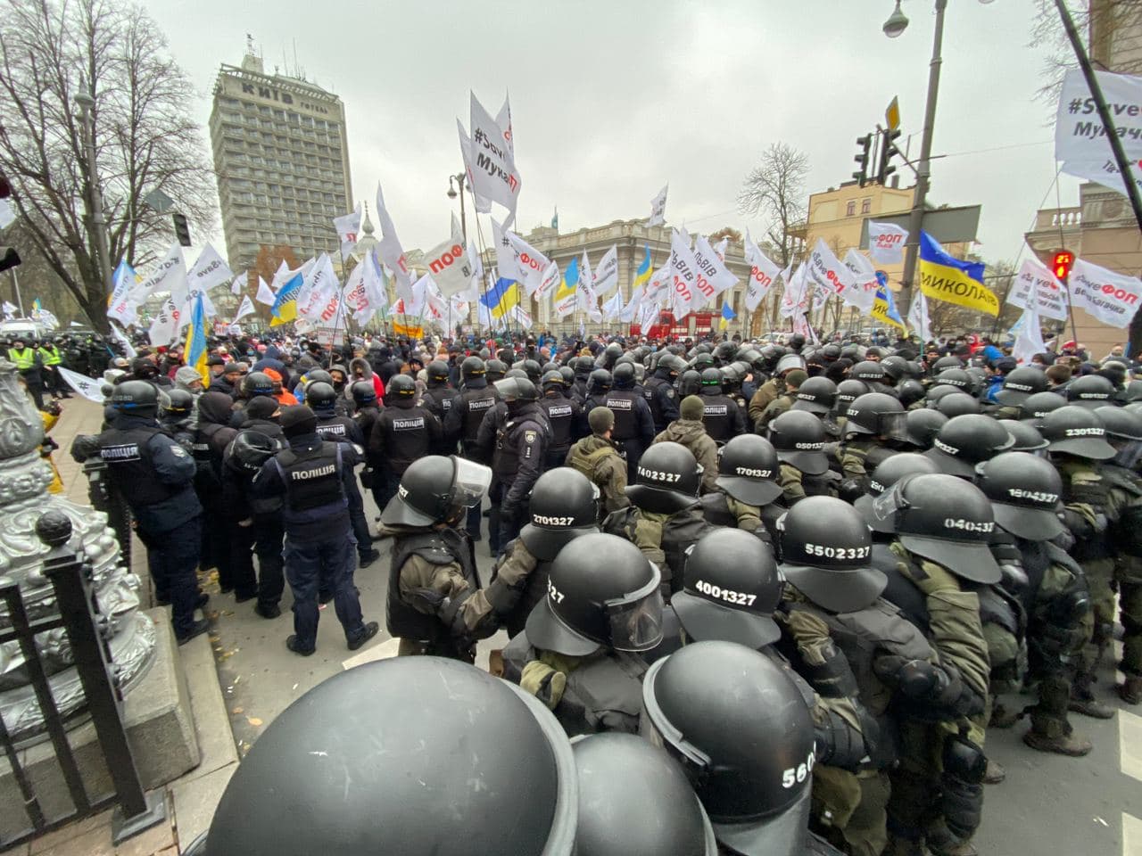 Киев сегодня самые свежие. В Киеве митингующие штурмуют Верховную Раду. Центр Киева сейчас Верховная рада. Украинские власти перекрыли “краны” Днепра.