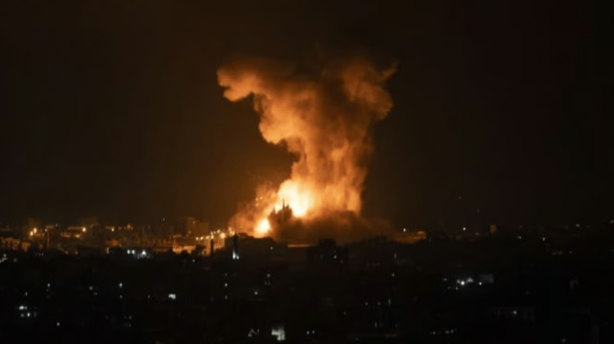 У Криму почався блекаут: дрони масовано атакують окупований півострів, вибухи лунають на аеродромі (відео)