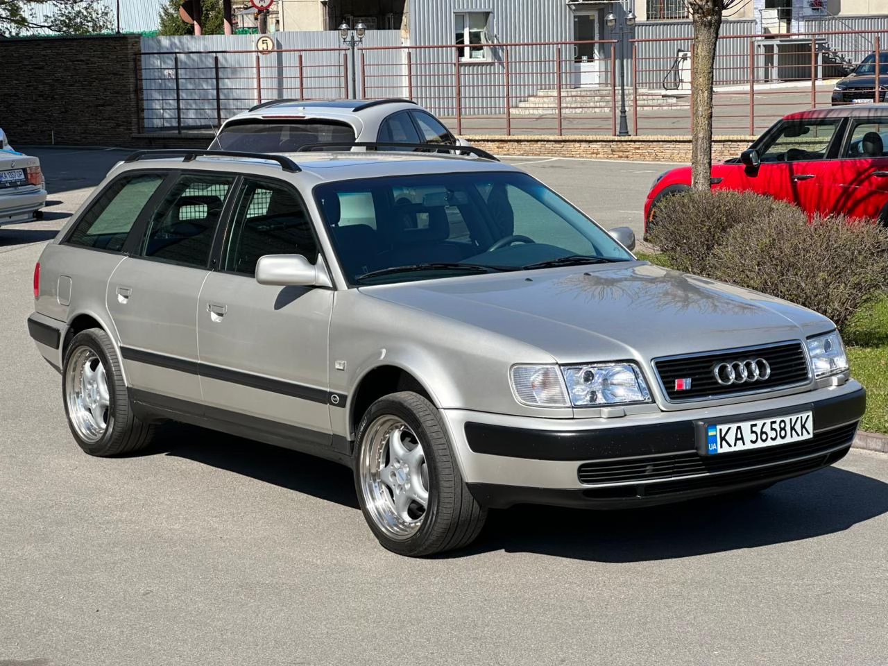 Раритет із 90-х: у Києві засвітився заряджений сімейний Audi (фото)