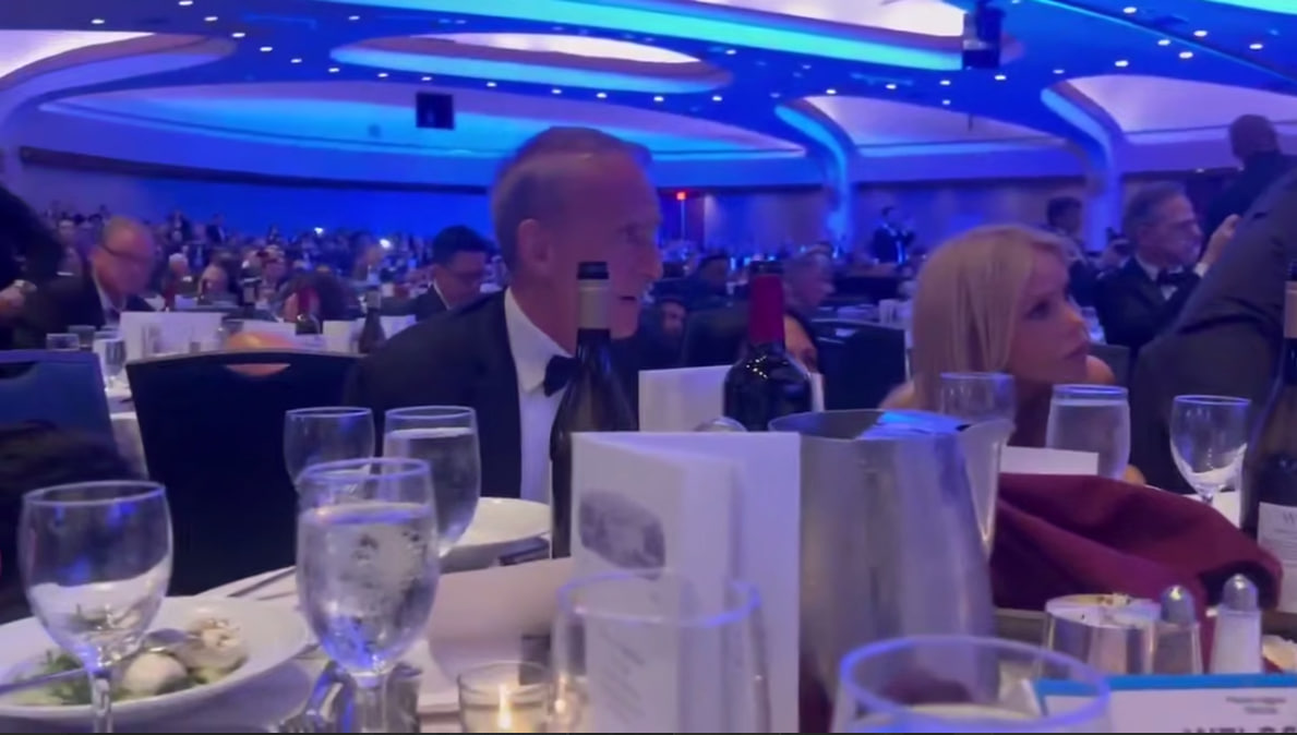 Поки всі втікали: під час стрілянини з Трампом жінка крала вино зі столів — її вчинок активно обговорюють (фото)