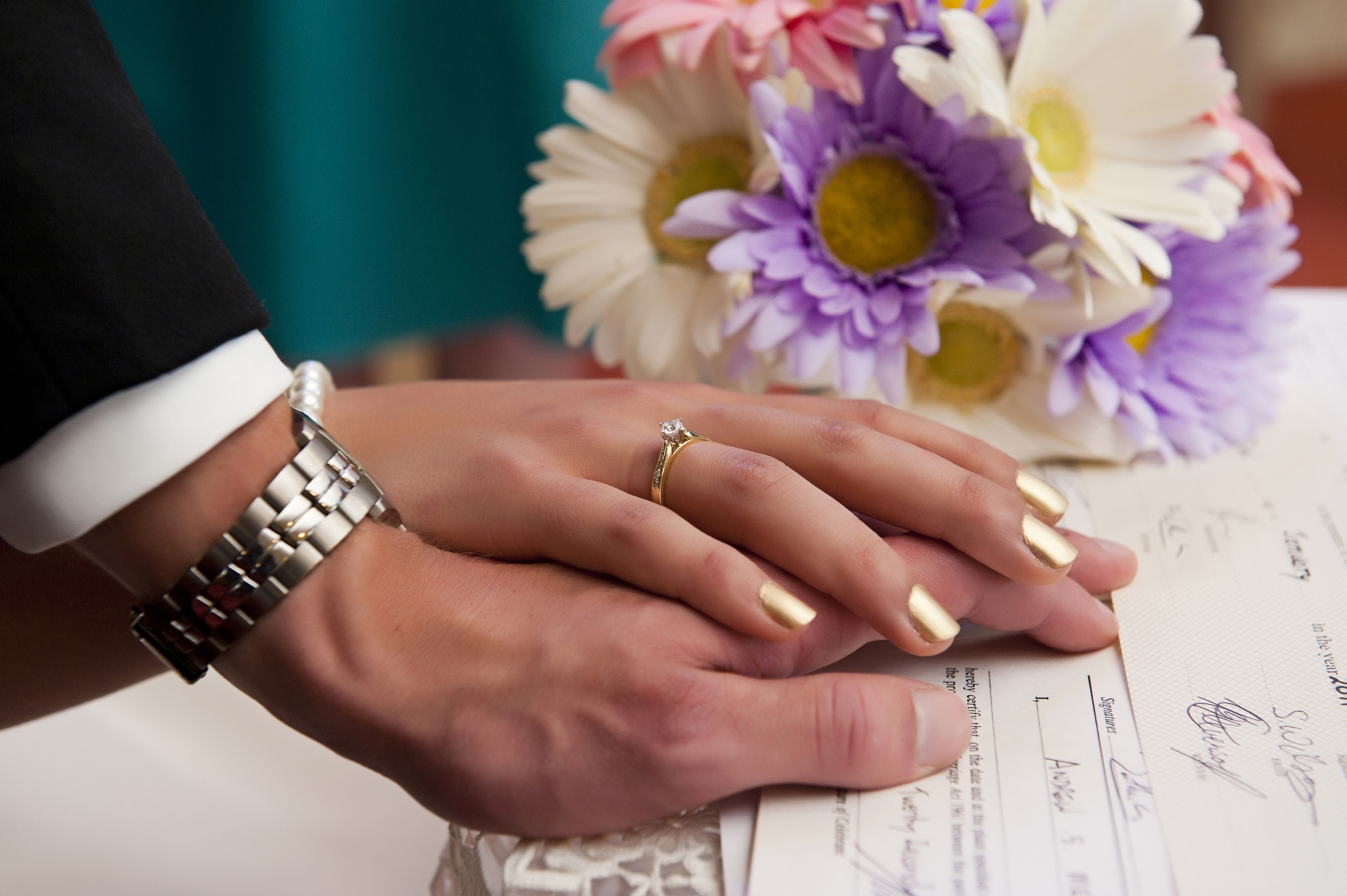 Вопрос замужества. ЗАГС кольца. Свадебные кольца в ЗАГСЕ. Роспись в ЗАГСЕ. Красивые ногти на регистрацию брака.