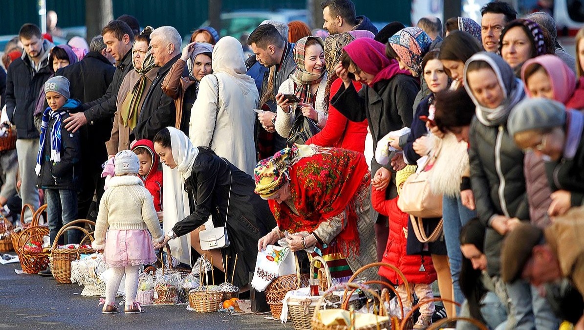Золоті крашанки, покупні паски та порося в ночвах: етнограф розповів, як українці святкували Великдень