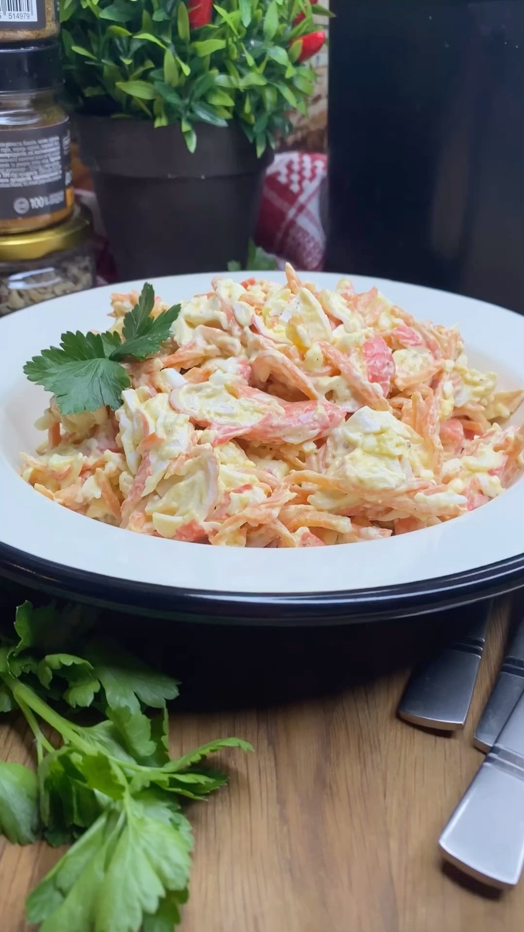 Салат с копченой курицей и корейской морковью