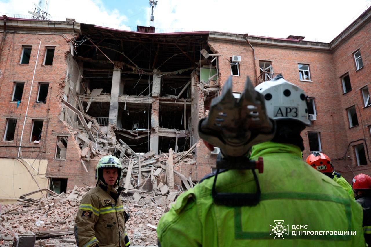 Росія вдруге за добу вдарила по Дніпру: загинула жінка, над містом здійнявся густий чорний дим