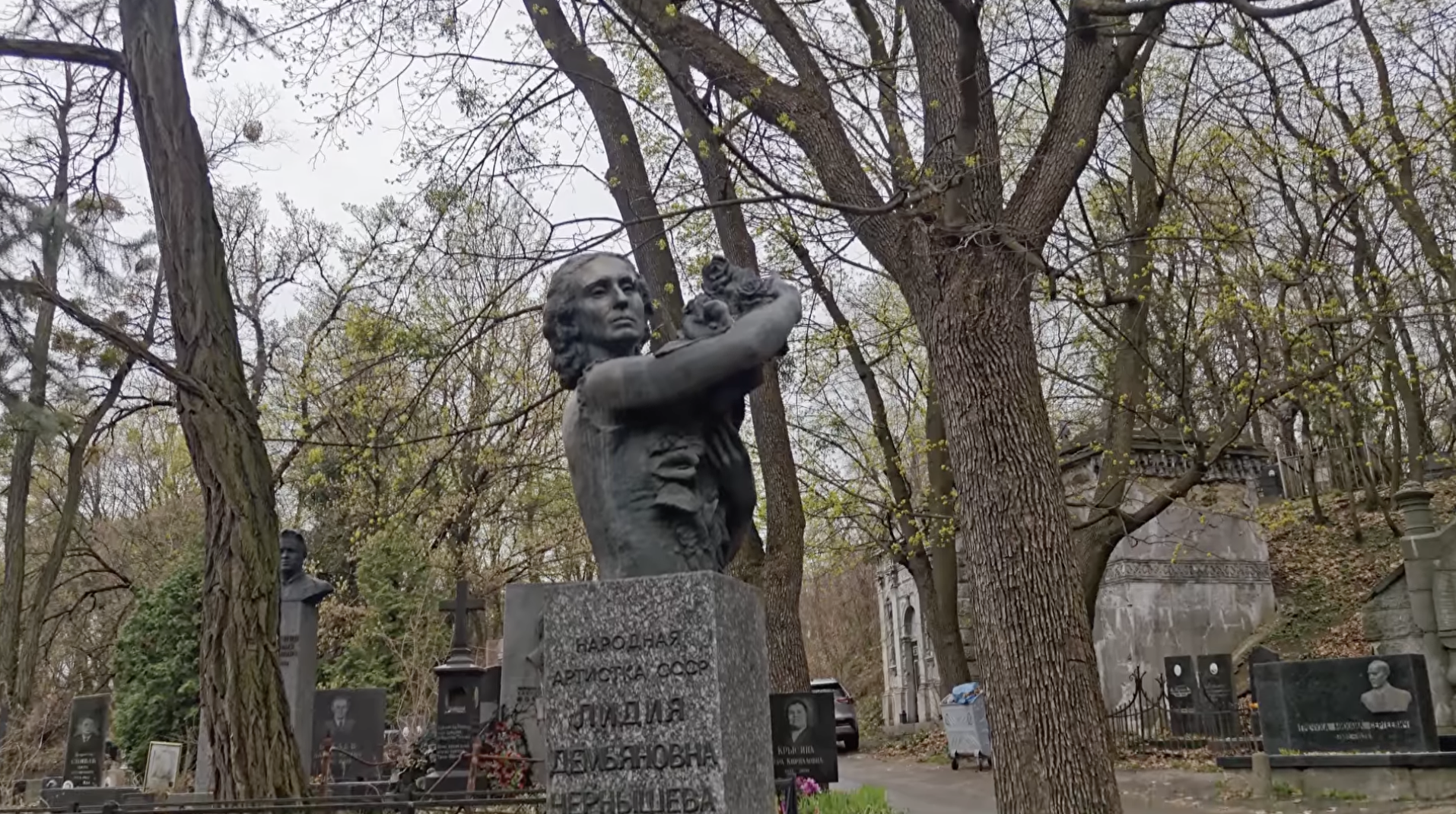 Їх обожнювали мільйони, а тепер забули: блогер показав занедбані могили відомих українців (фото)