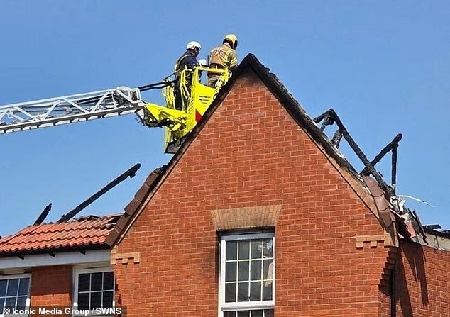 У Британії на даху нового будинку з людьми вибухнули і загорілися сонячні панелі: що могло стати причиною (фото)