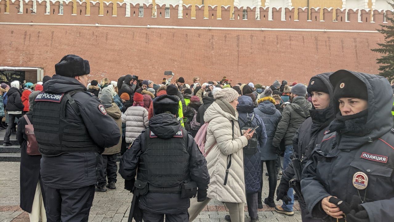 Акция жен мобилизованных у стен Кремля закончилась автозаком: кого  задержали (фото, видео). Читайте на UKR.NET