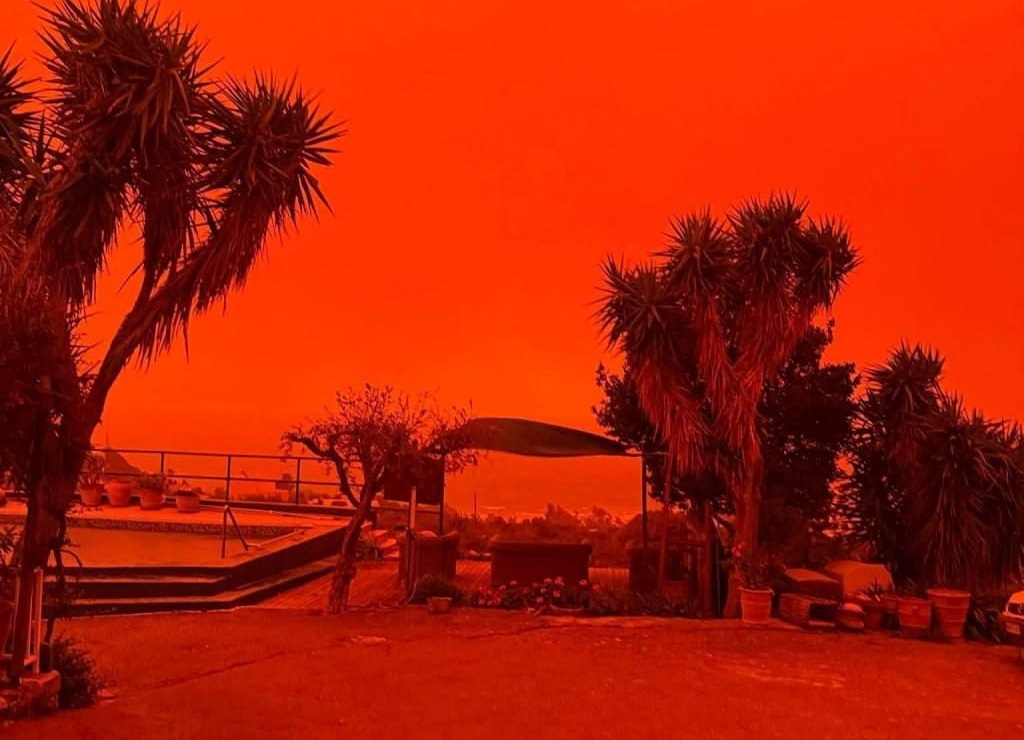 Марсіанський пейзаж: червоний пил із Сахари накрив два острови в Середземному морі (відео)