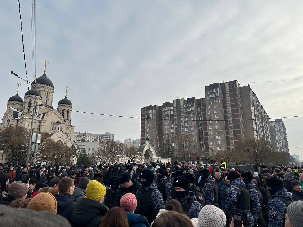 Похороны Навального — в храм приехали послы стран Евросоюза и США — фото —  видео