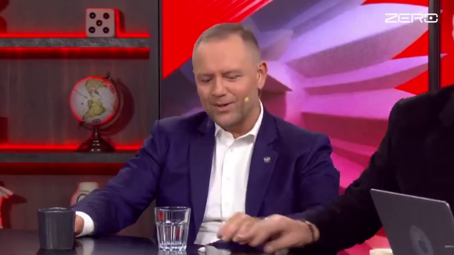 Президент Польщі потрапив у курйозну ситуацію: у нього випав снюс під час прямого ефіру (відео)