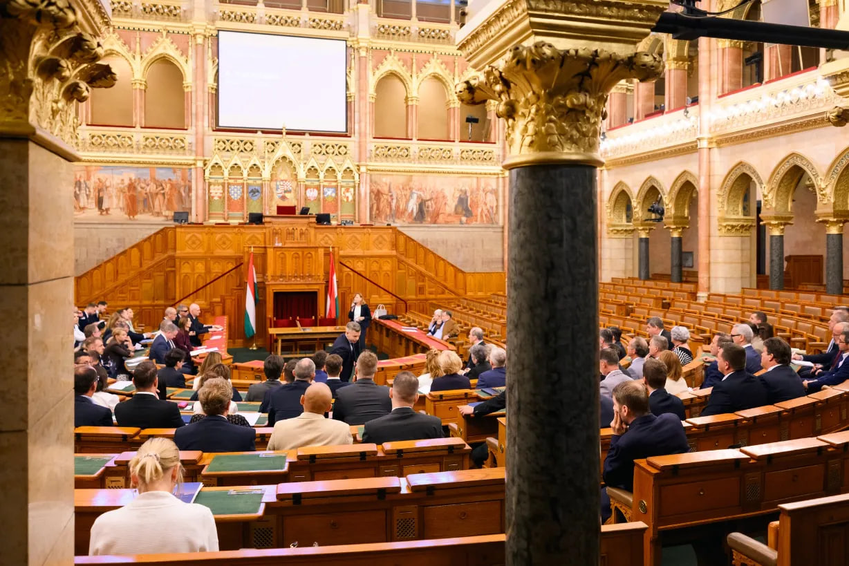 Мінус 40% до зарплати: угорські депутати одноголосно підтрим
