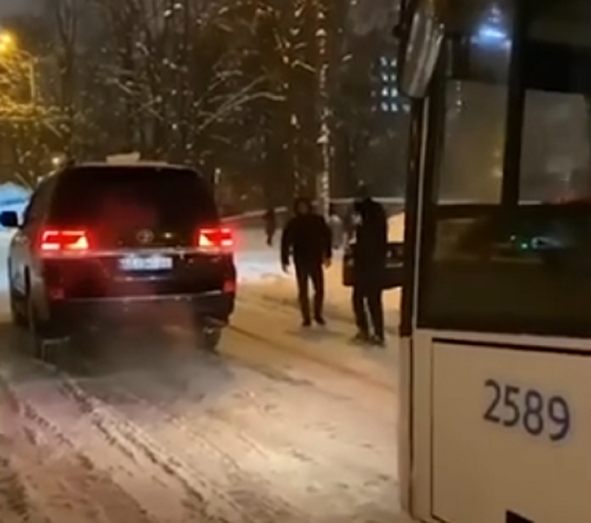 Днепр завалило снегом: Toyota Land Cruiser буксировал троллейбус, а Audi – фуры (видео)