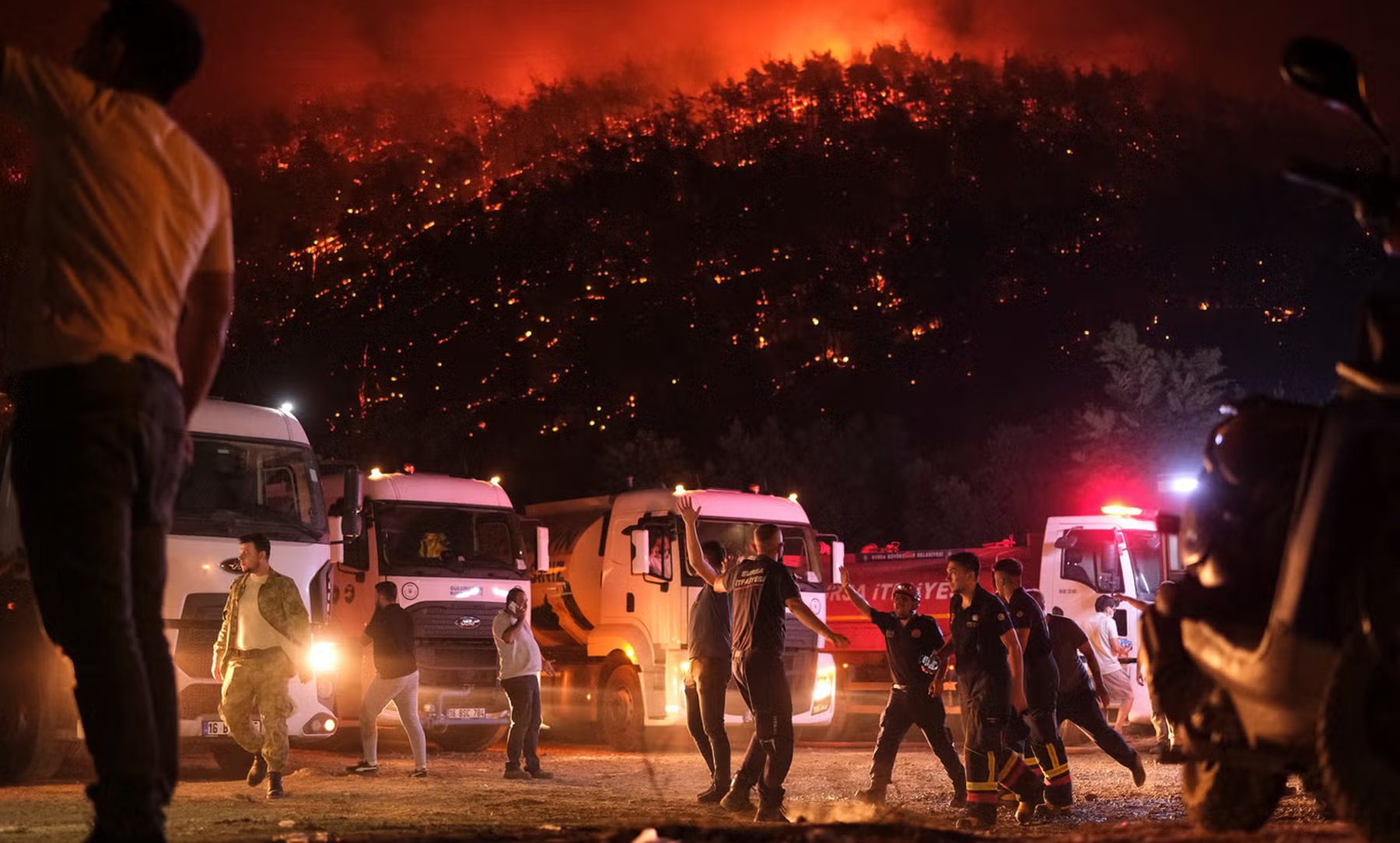 Aretacije zaradi požarov v Turčiji, medtem ko se država bori z uničujočim ognjem in vročino