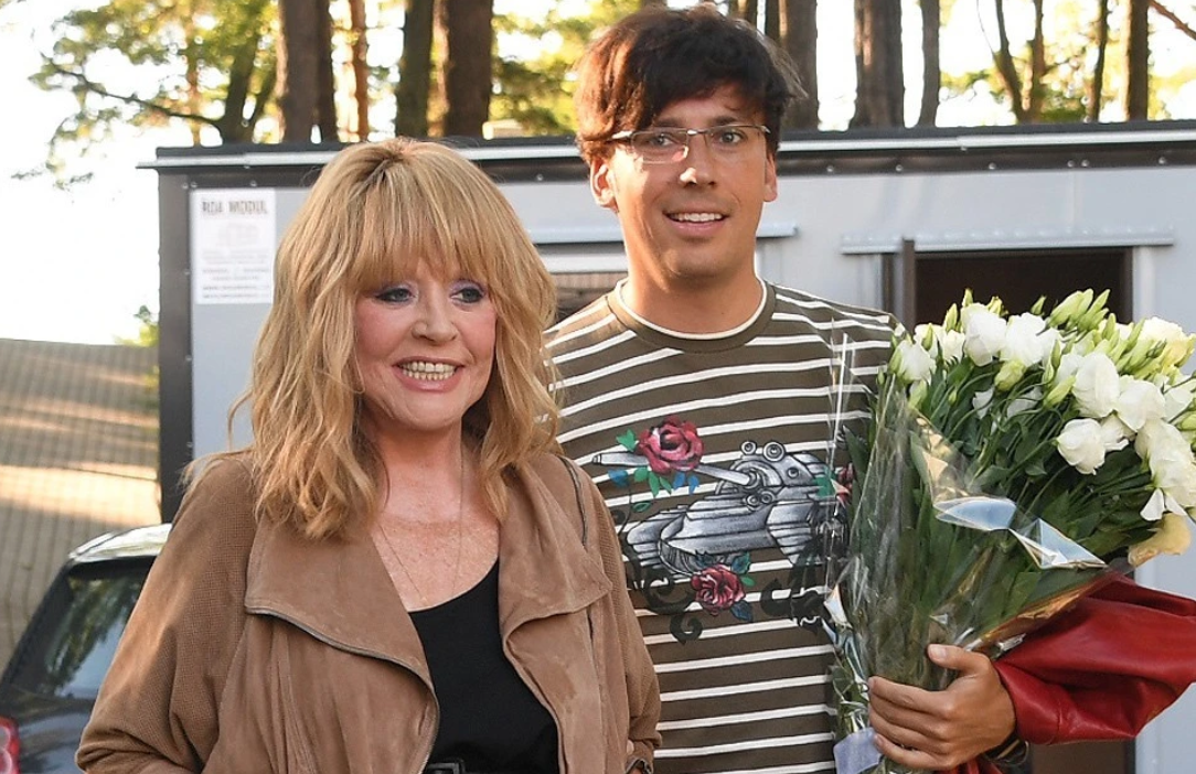 Максим Галкін показав Аллу Пугачову з тростиною в руці (фото)