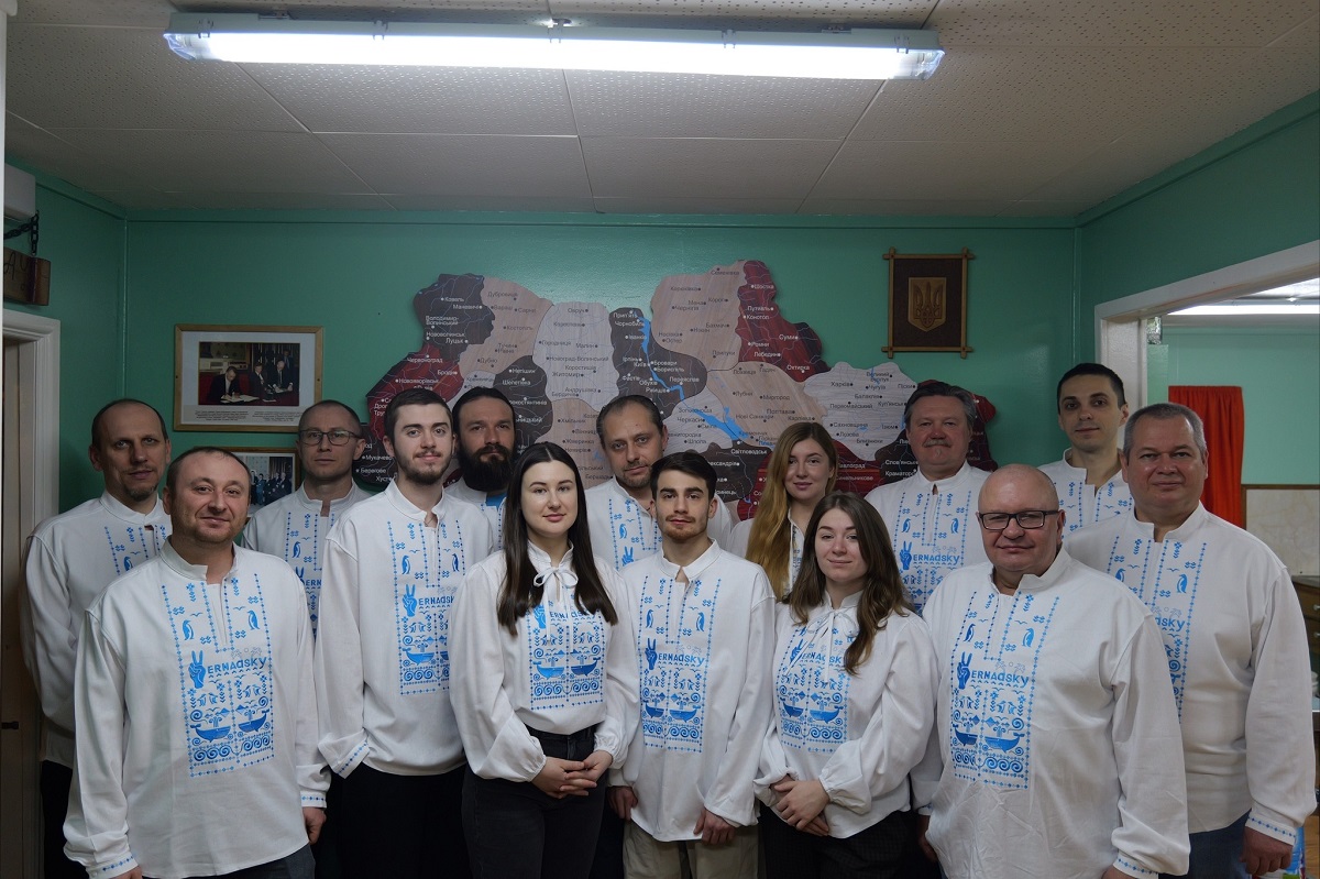Кити, пінгвіни та баклани: українські полярники показали свої антарктичні вишиванки