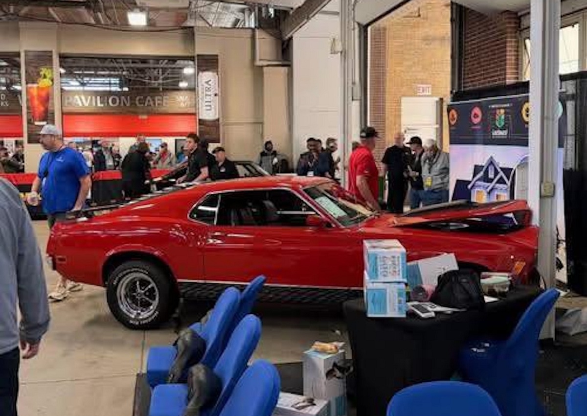 Колекційний Ford Mustang 70-х потрапив у ДТП просто під час продажу на аукціоні (відео)