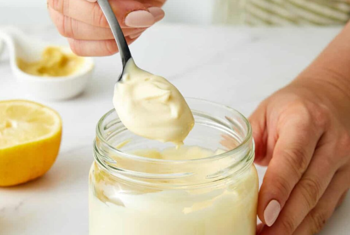 Рецепт домашнього майонезу, який готується за 3 хв
