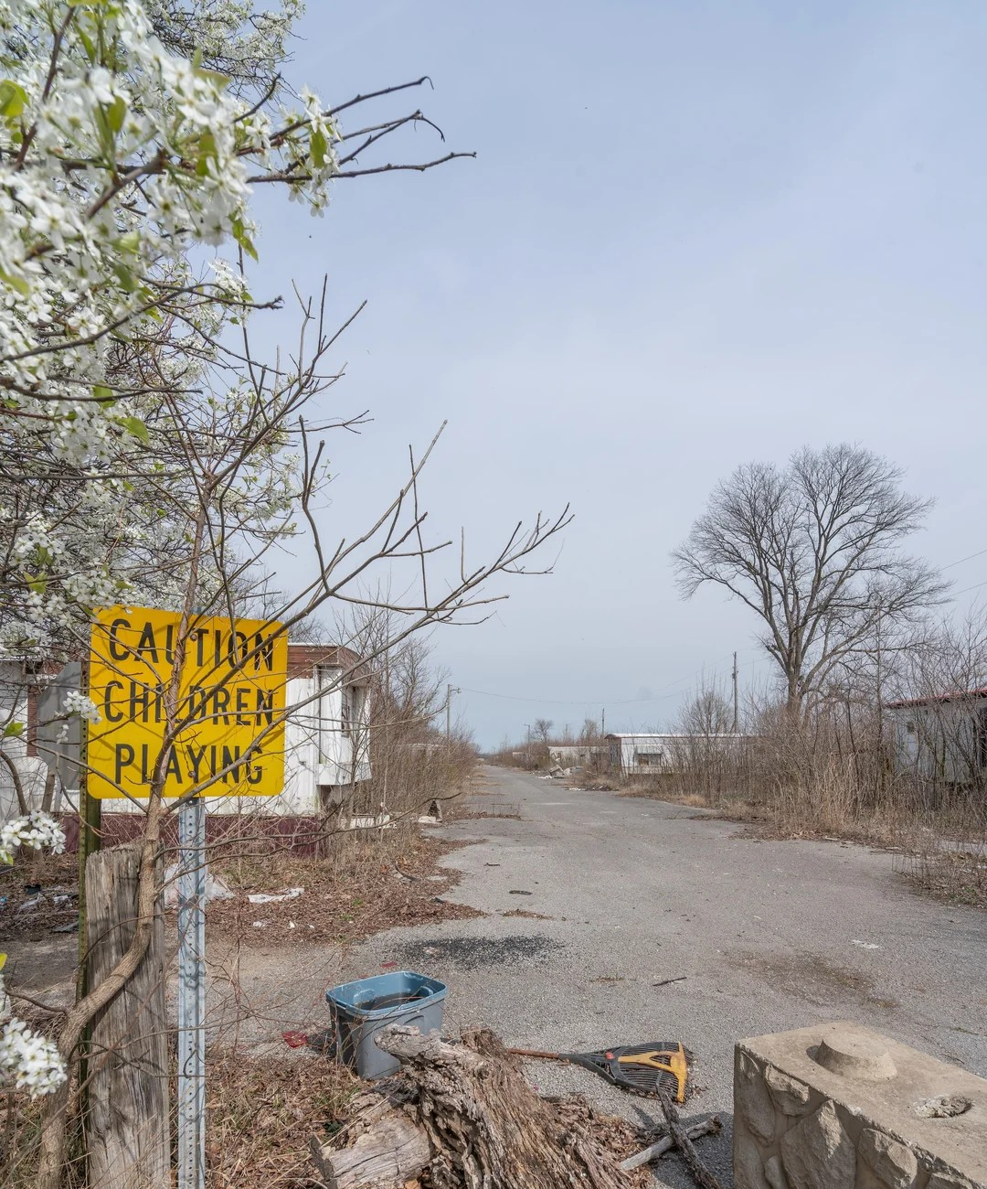Усі зникли за один день: блогер виявив занедбаний район міста з пустими вулицями (фото, відео)