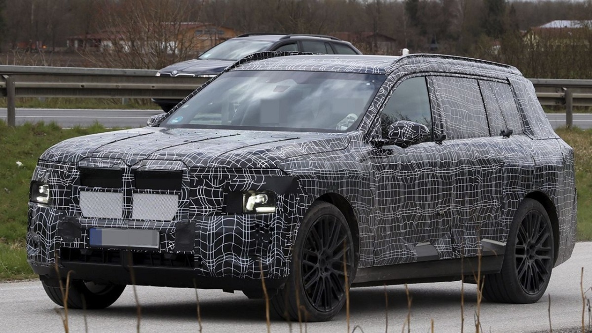 Найбільший і найрозкішніший електрокросовер BMW вперше помітили на дорогах (фото)
