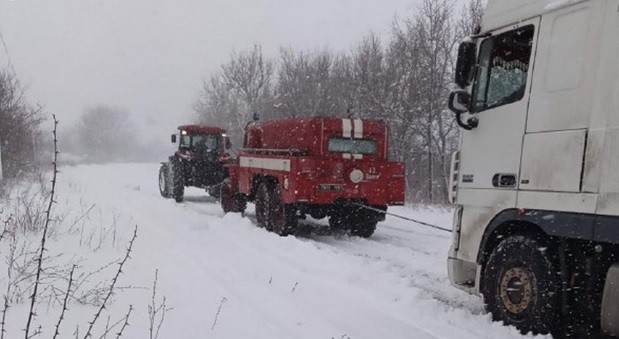 Под Одессой в снежной ловушке оказались около ста грузовиков (схема проезда)